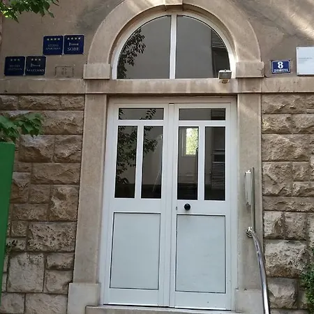 Apartment Elvira *